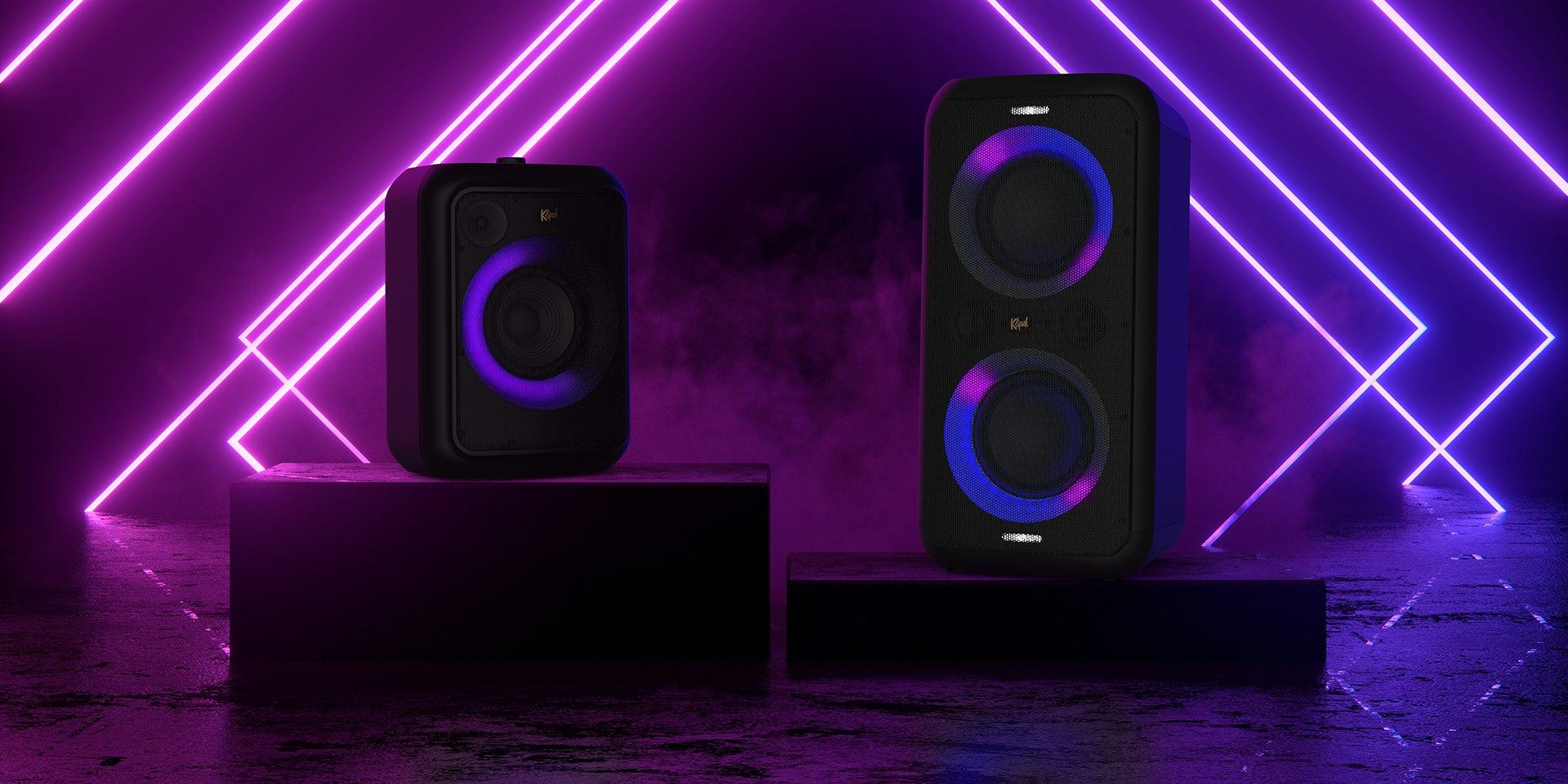 GIG XL and XXL on Podiums in Laser Light Room 2000x1000